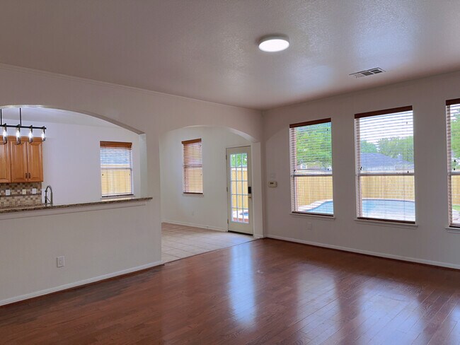 Building Photo - 9114 Woodlake Dr