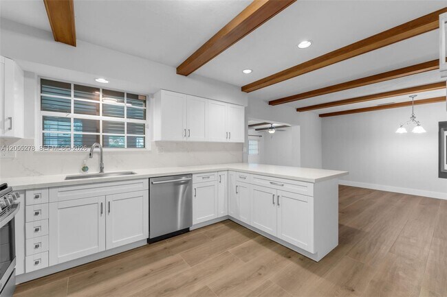 Building Photo - 9121 Ridgeland Dr