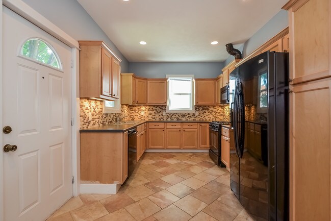 Building Photo - 422 Cadwell Ave NW