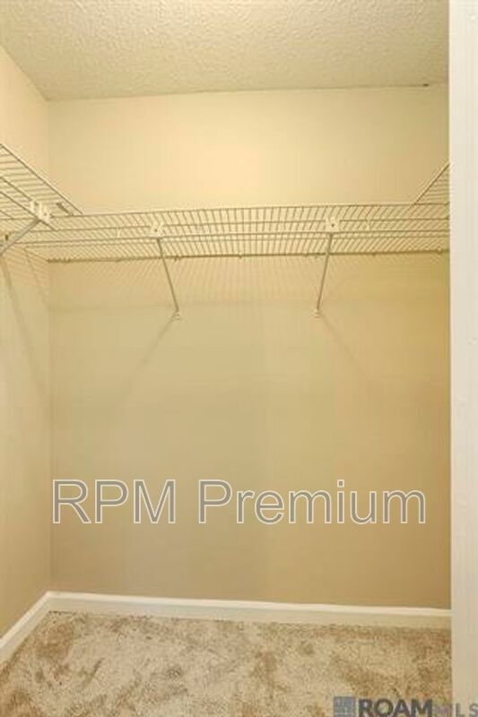 Building Photo - 4625 Parkoaks Dr
