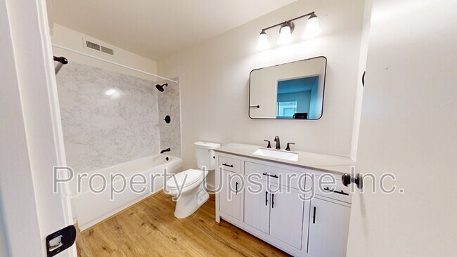 Building Photo - 915 Lakeside Dr