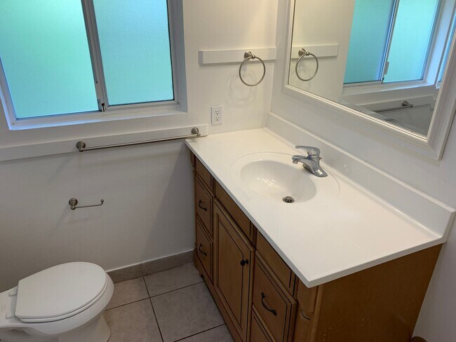 Building Photo - End Unit 2 bedroom, 2 bath Townhouse