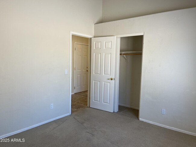 Building Photo - 8900 E Rainier Dr