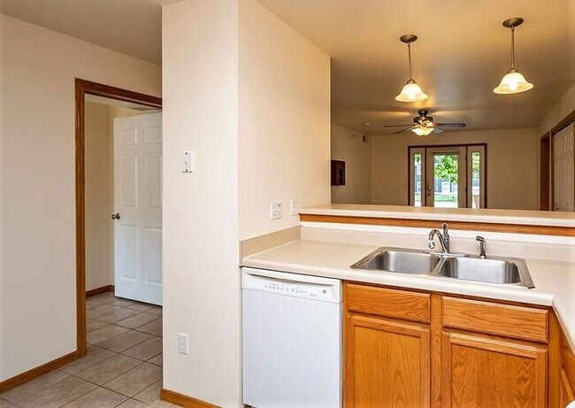 Building Photo - $2,595 | 3 Bedroom + Bonus Room, 2 Bathroo...