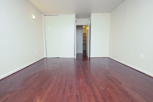 Building Photo - Luxury 1 Bedroom with Balcony, Pool & City Views – Hopkinson House