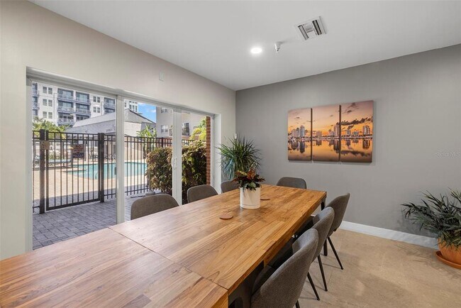 Building Photo - 1010 Central Ave N