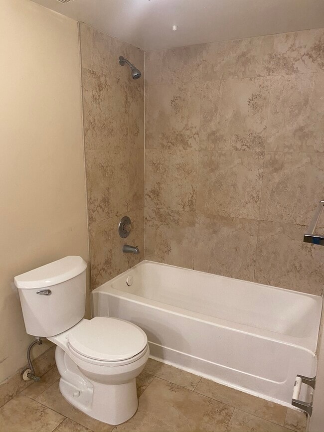 Building Photo - 2850 N Oakland Forest Dr
