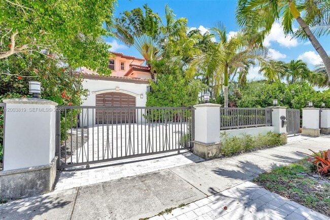 Building Photo - 2143 N Bay Rd