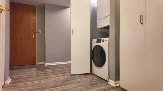 Building Photo - 345 N La Salle Dr