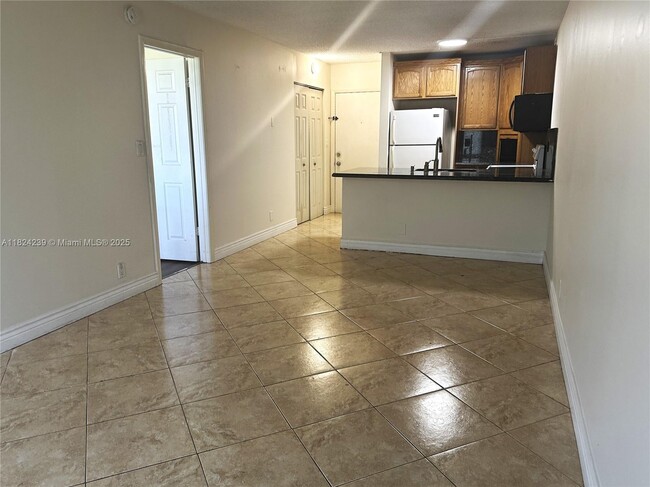 Building Photo - 2771 Riverside Dr