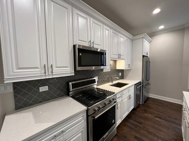 Building Photo - 1744 W Winnemac Ave