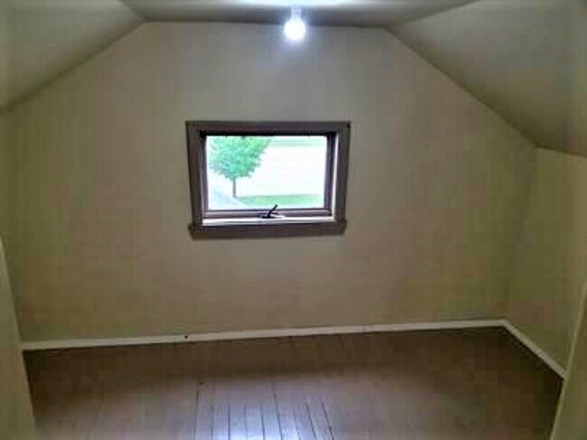 Building Photo - 551 Milkyway St S