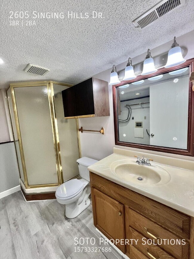 Building Photo - 2605 Singing Hills Dr