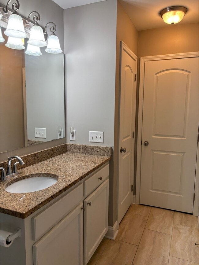 Building Photo - 531 Waterlily Dr