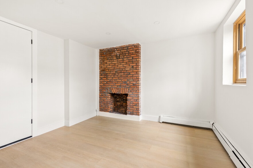 Building Photo - 744 Lexington Ave