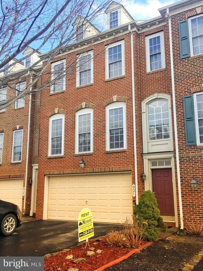 Building Photo - 921 Highland Ridge Ave
