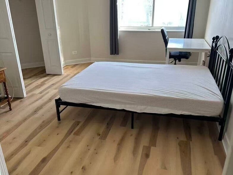 bedrooom bed and mattress - 1501 Clairmont Rd