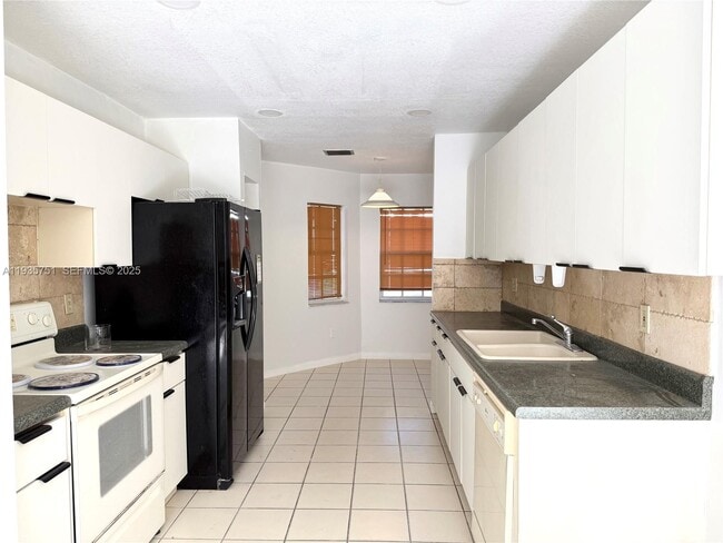 Building Photo - 13922 SW 102nd Ln