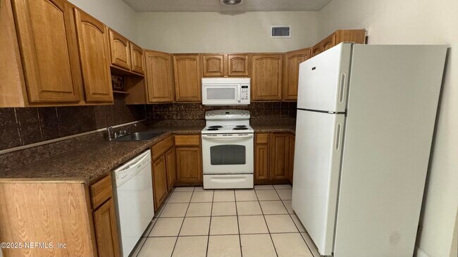 Building Photo - 2354 Leonid Rd