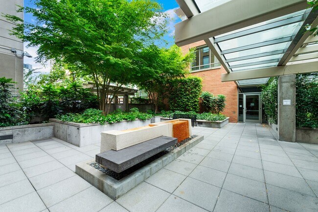 Building Photo - Bright Corner 1Bed/1Bath Condo in the Heart of Downtown Seattle!