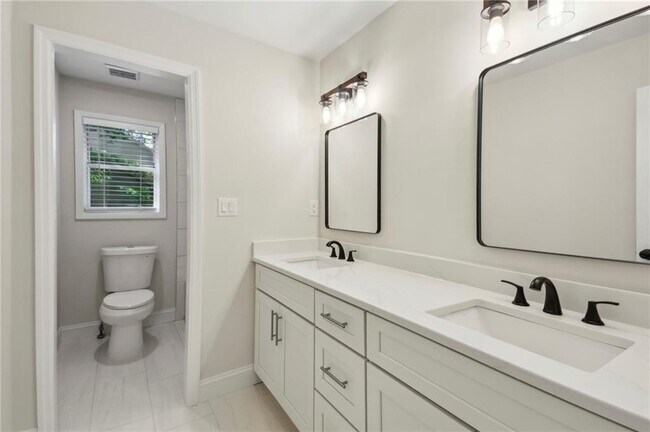 Building Photo - 545 Woodman Pl
