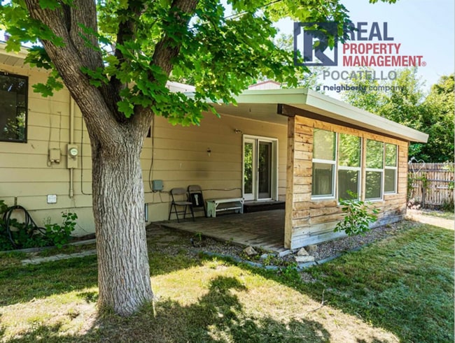 Building Photo - 5 Bedroom Home - University Area - Must See - Pet (dog) Negotiable