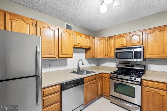 Building Photo - 5225 Pooks Hill Rd