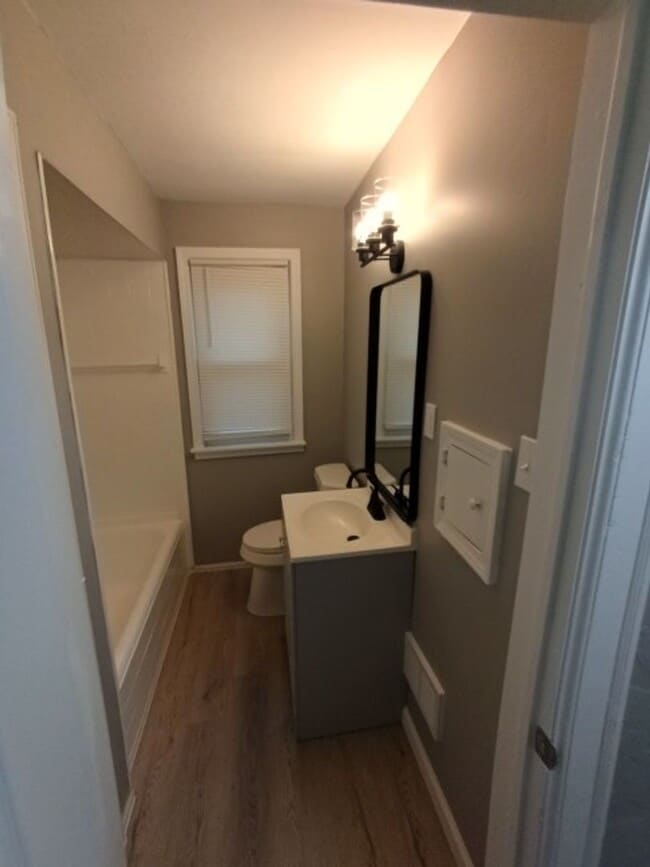 Building Photo - Charming 3 bedroom/1.5 bath Brick Home - Now Available!