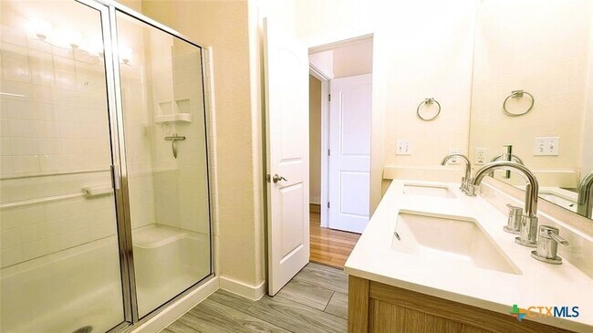 Building Photo - 13420 LYNDHURST St