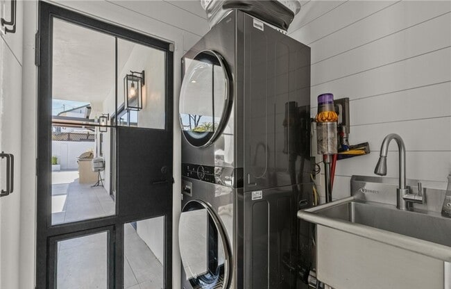 Building Photo - 240 W Gainsborough Rd