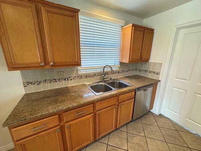 Building Photo - Central Ventura Home with Large Yard!