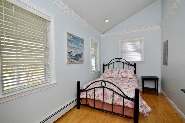 Building Photo - 62 Reposa Sq