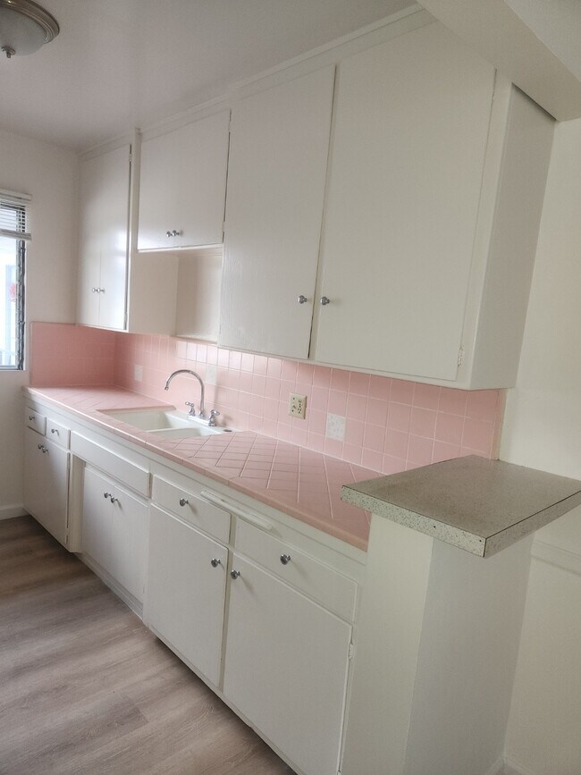 Building Photo - 501 S Oxford Ave