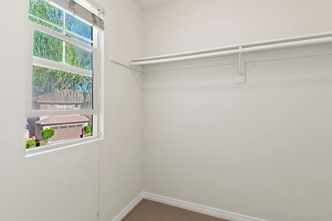 Building Photo - Remodeled 5 Bedroom Home in HOA