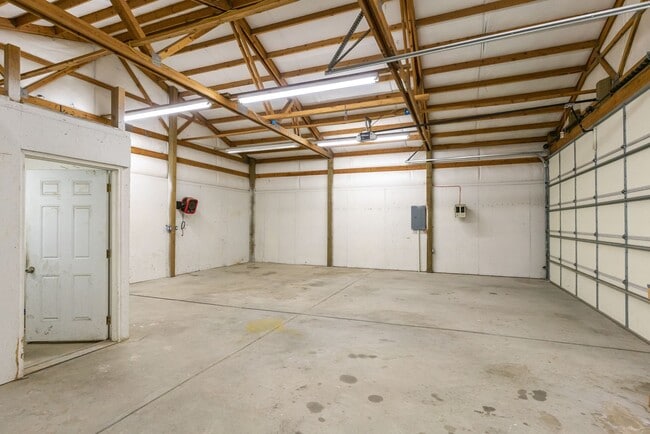 Building Photo - Huge Kitchen, 1000 sq ft Shop/Garage, Remo...