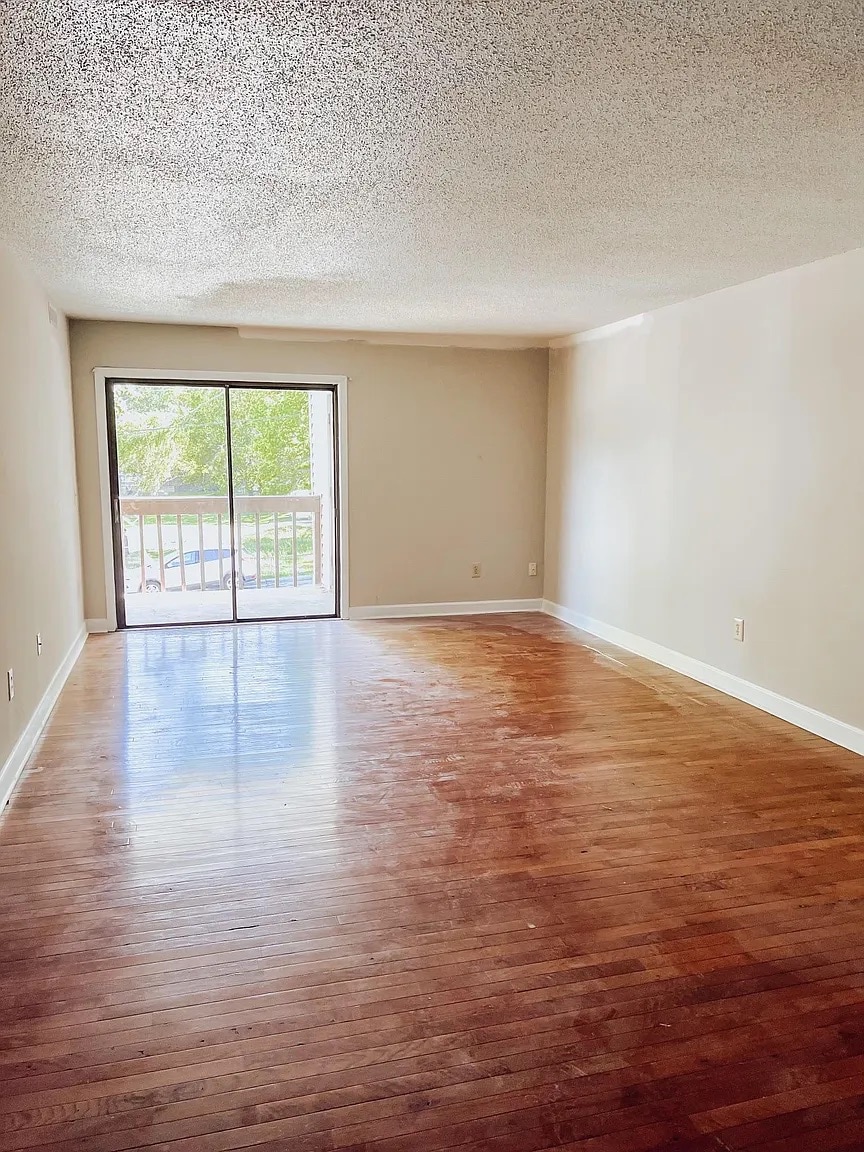 Building Photo - Room in Apartment on N Hamilton St