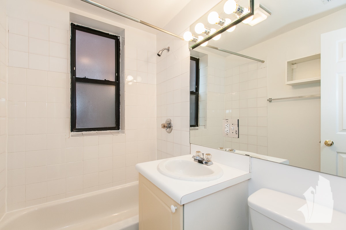 Building Photo - 916 W Dakin St