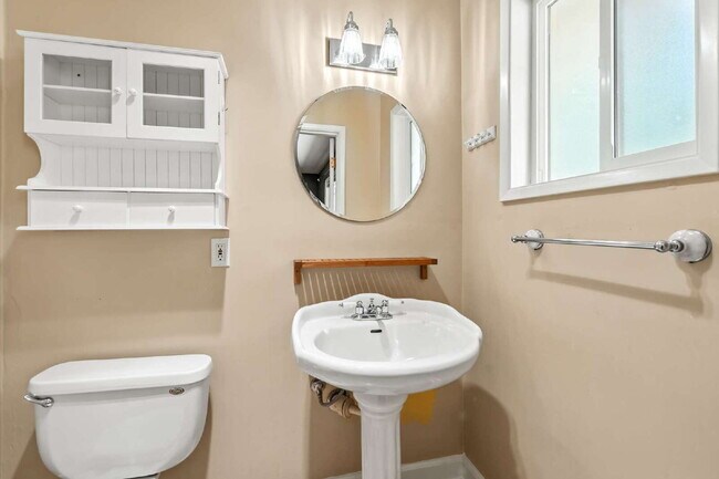 Building Photo - Charming 4-Bedroom Ashland Home with ADU, ...