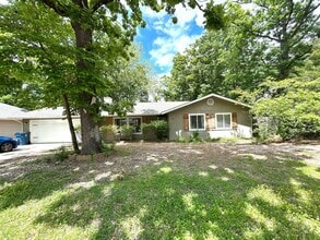 Building Photo - One level 3 bed/2 bath spacious home with ...