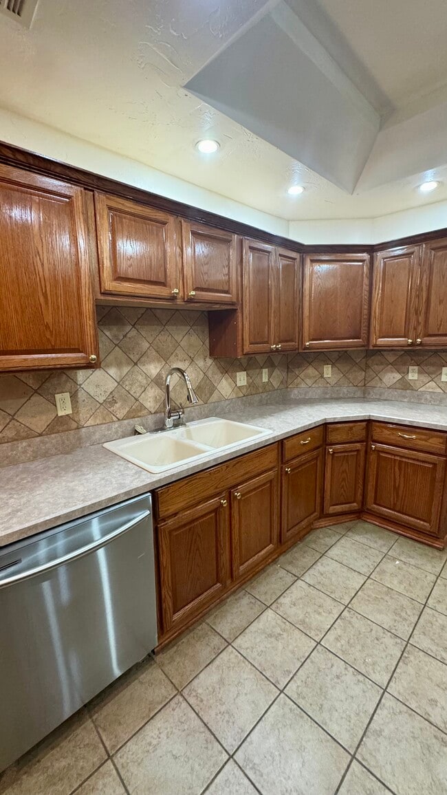 Building Photo - 322 Pinehurst Dr