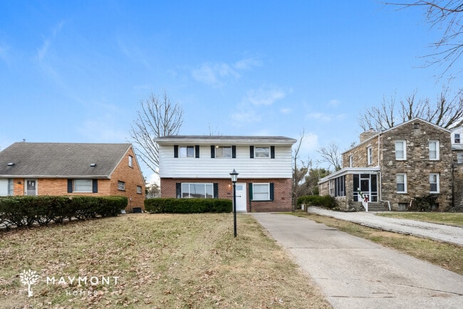 Building Photo - 8273 Bobolink Ave