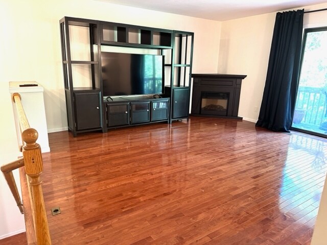 Building Photo - 334 W 5th St