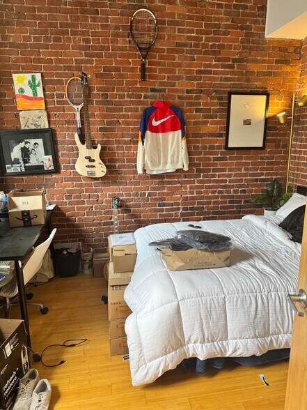 Building Photo - 262 Friend St