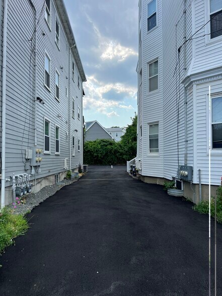 Building Photo - 132 Buttonwood St