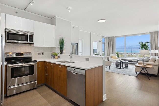 Building Photo - 1901 S Calumet Ave