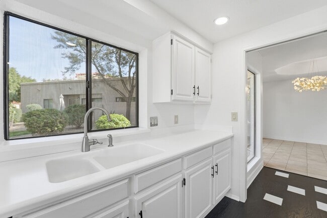 Building Photo - Welcome to this stunning 3-bedroom, 2-bathroom home in the heart of Scottsdale, AZ *RENT SPECIAL*