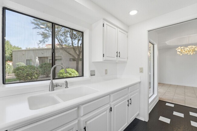 Building Photo - Welcome to this stunning 3-bedroom, 2-bathroom home in the heart of Scottsdale, AZ