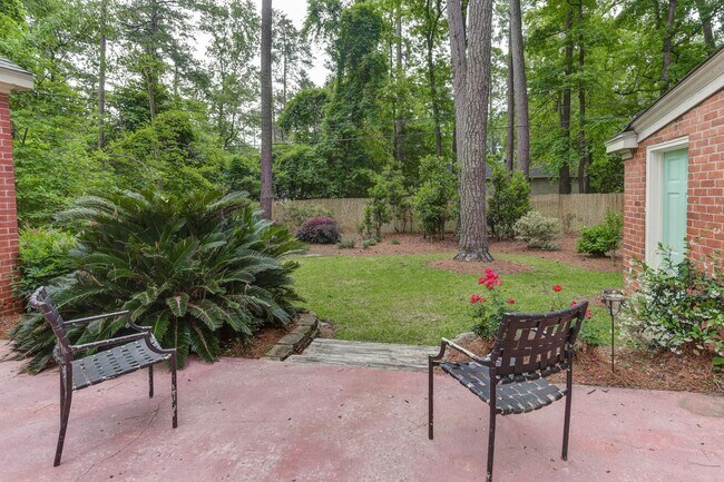 Building Photo - Charming 3 Bedroom, 2 Bath All-Brick Bunga...