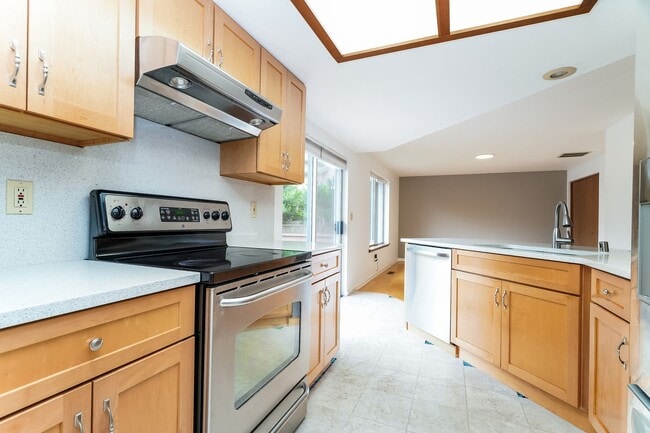 Building Photo - Federal Way 2-Story
