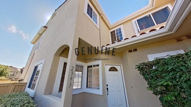 Building Photo - Dual Master Two Bedroom Townhouse in Gated...
